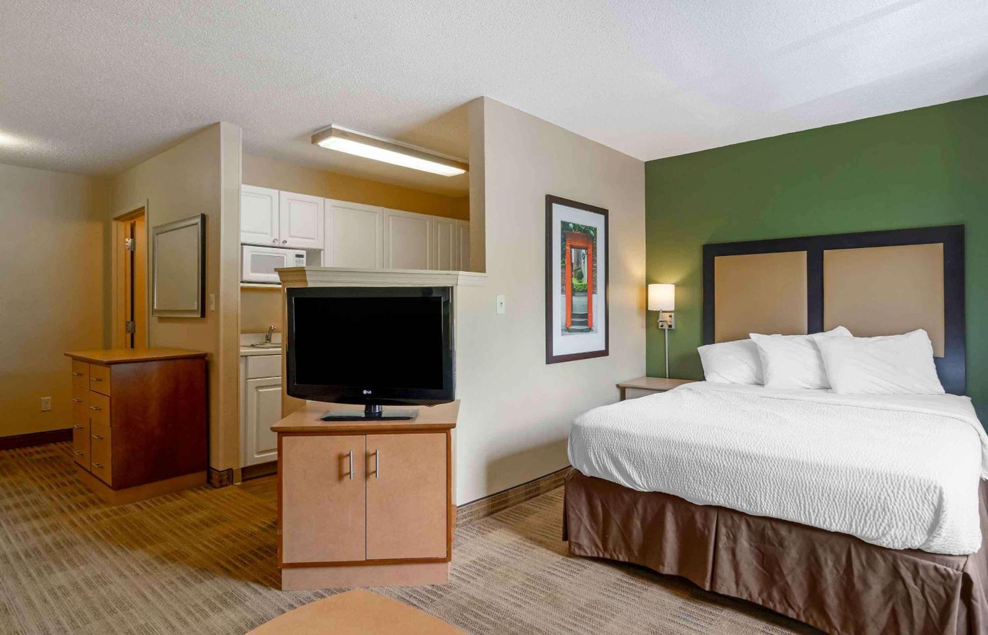 Extended Stay America Select Suites Tampa Airport Memorial Hwy West Chase Exterior foto