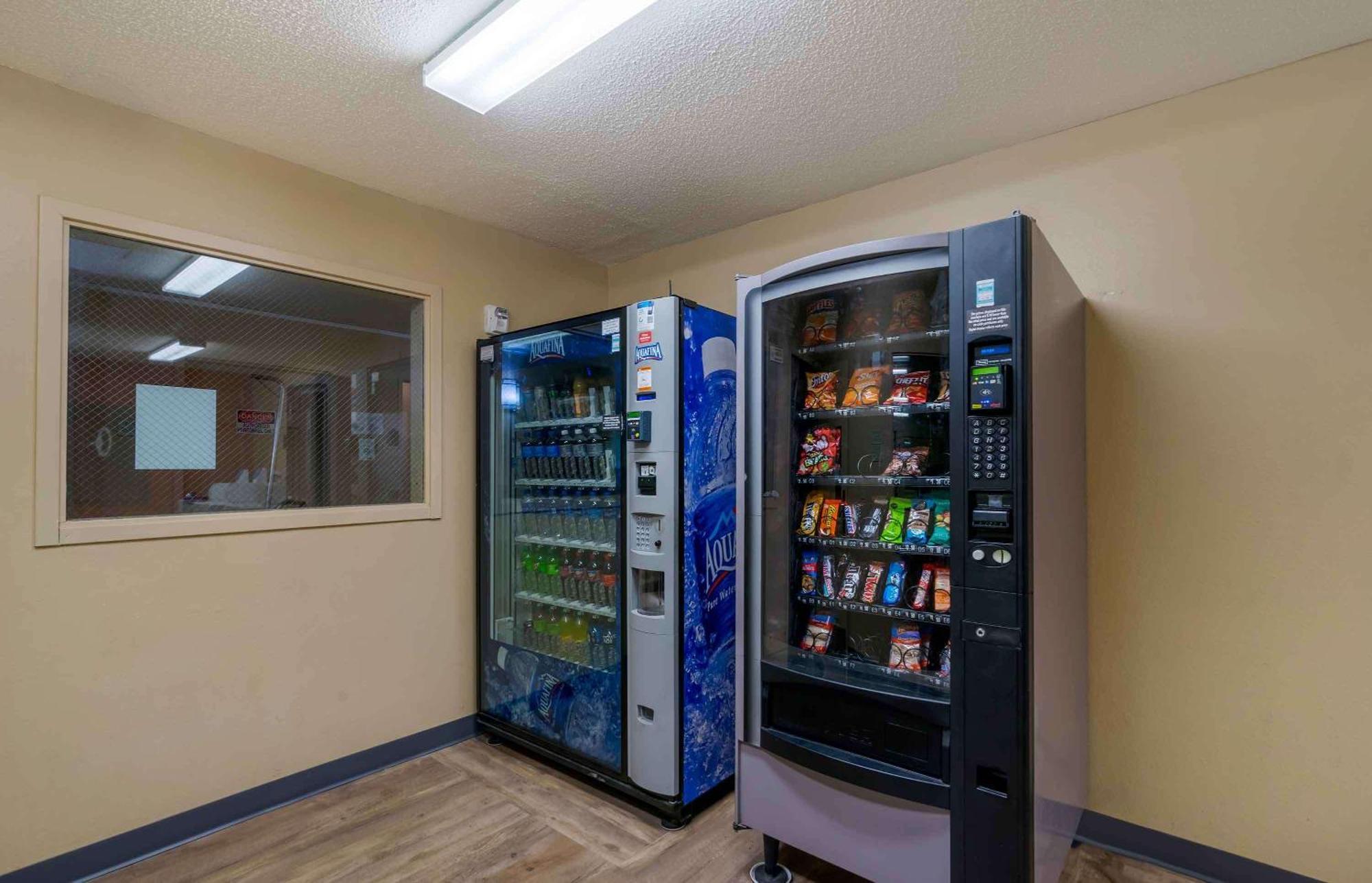Extended Stay America Select Suites Tampa Airport Memorial Hwy West Chase Exterior foto