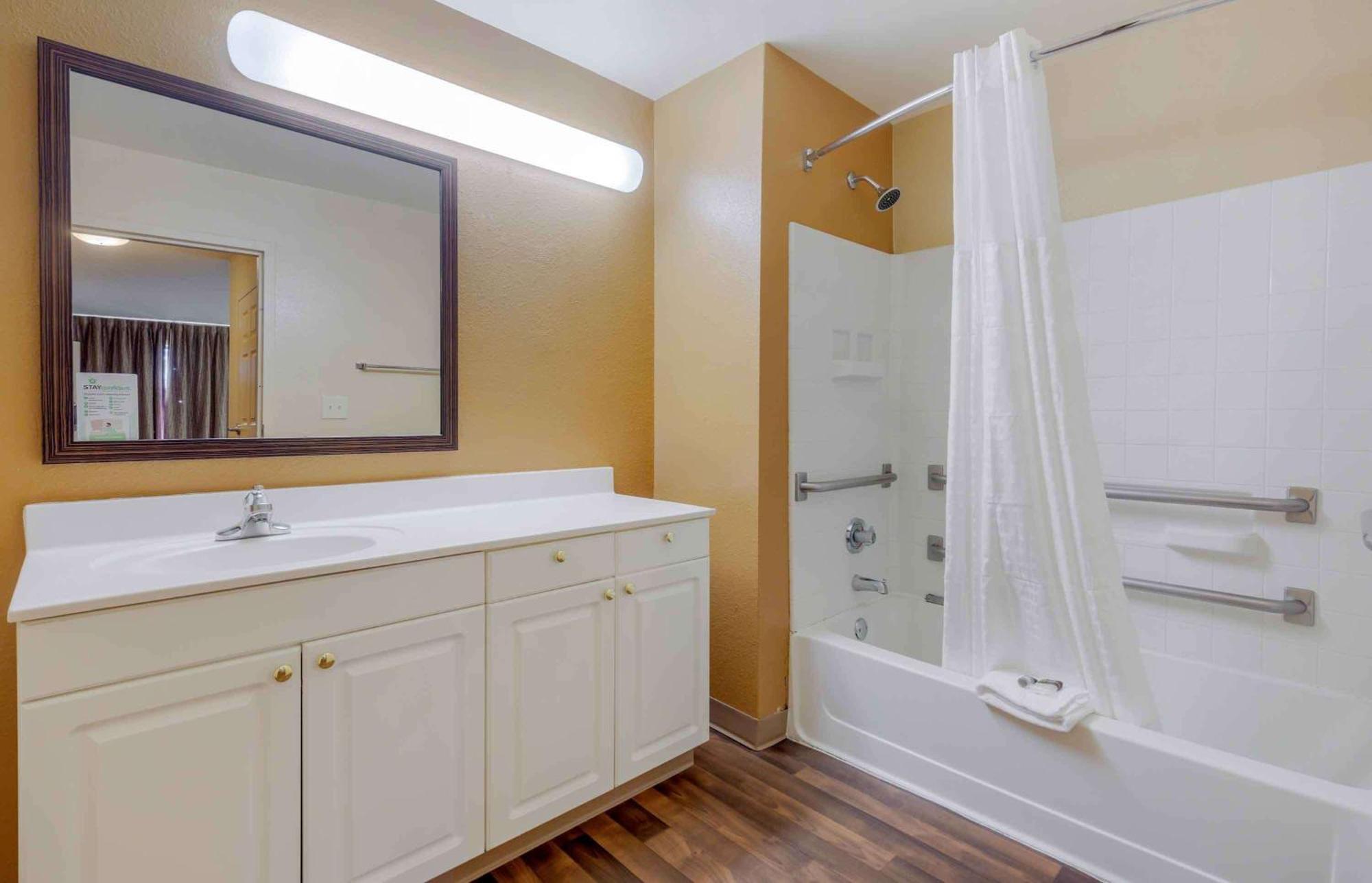 Extended Stay America Select Suites Tampa Airport Memorial Hwy West Chase Exterior foto