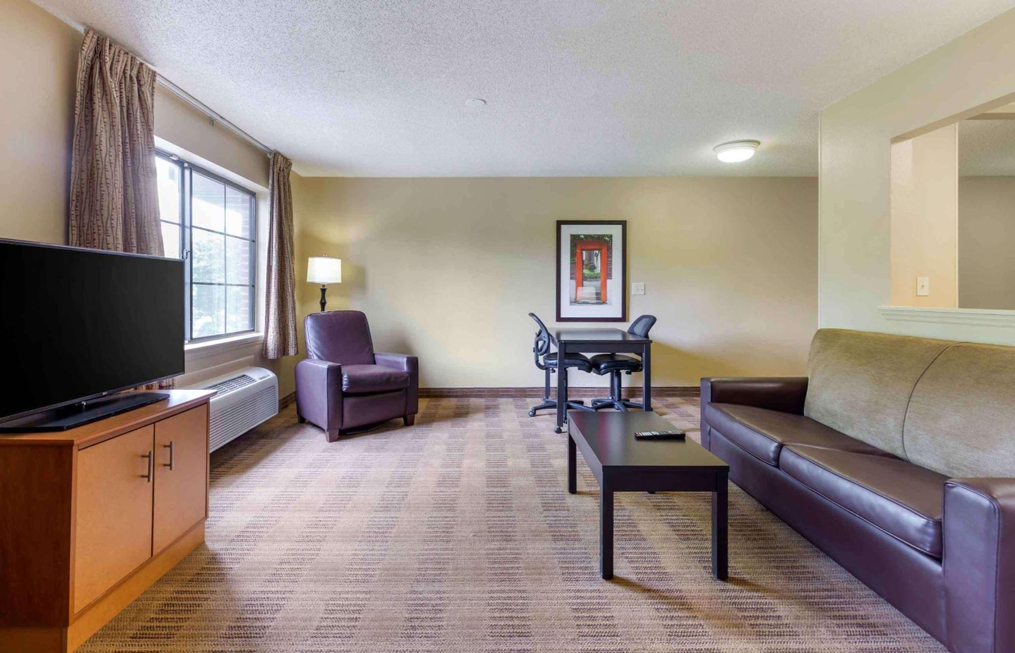 Extended Stay America Select Suites Tampa Airport Memorial Hwy West Chase Exterior foto