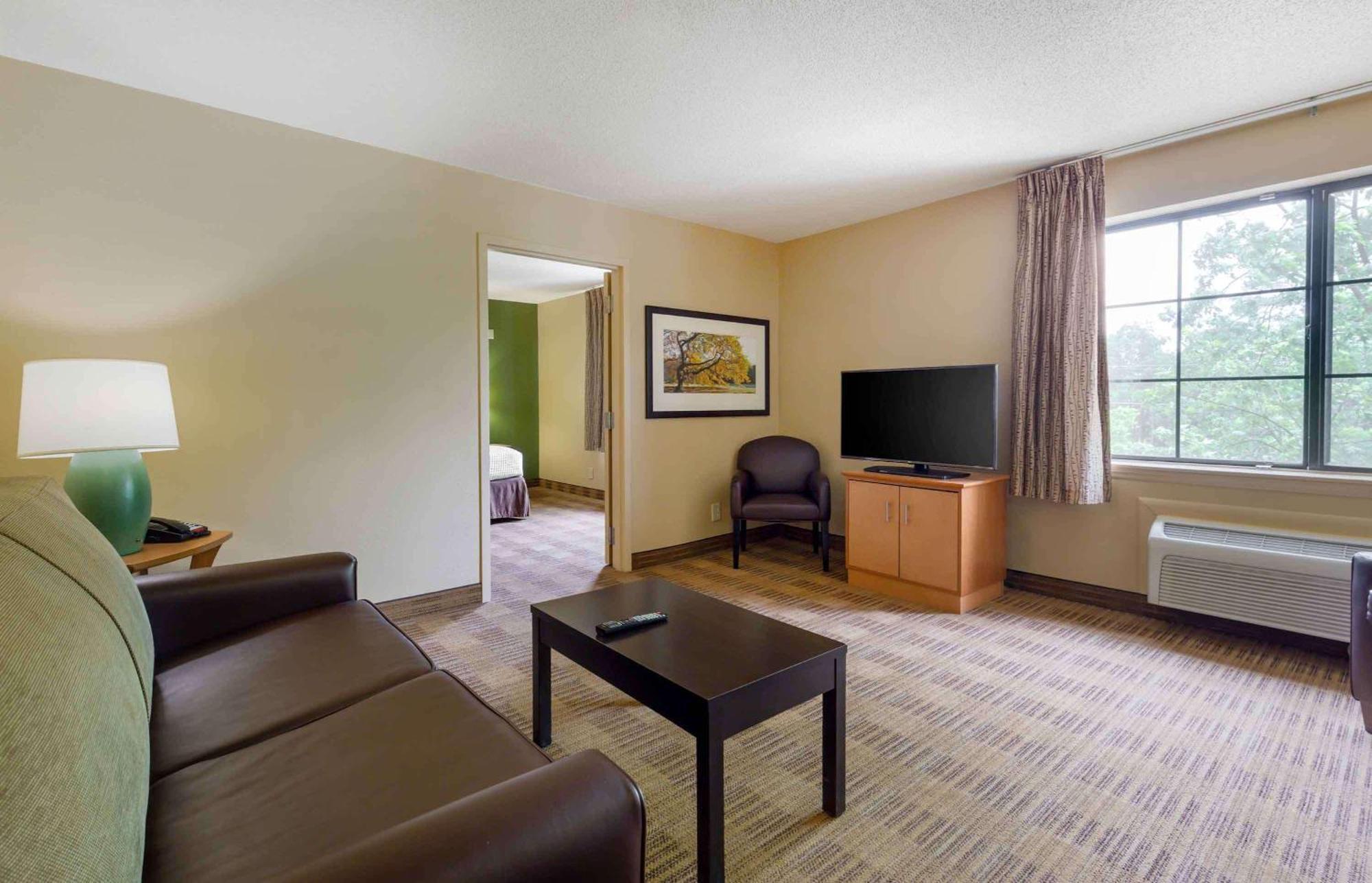 Extended Stay America Select Suites Tampa Airport Memorial Hwy West Chase Exterior foto