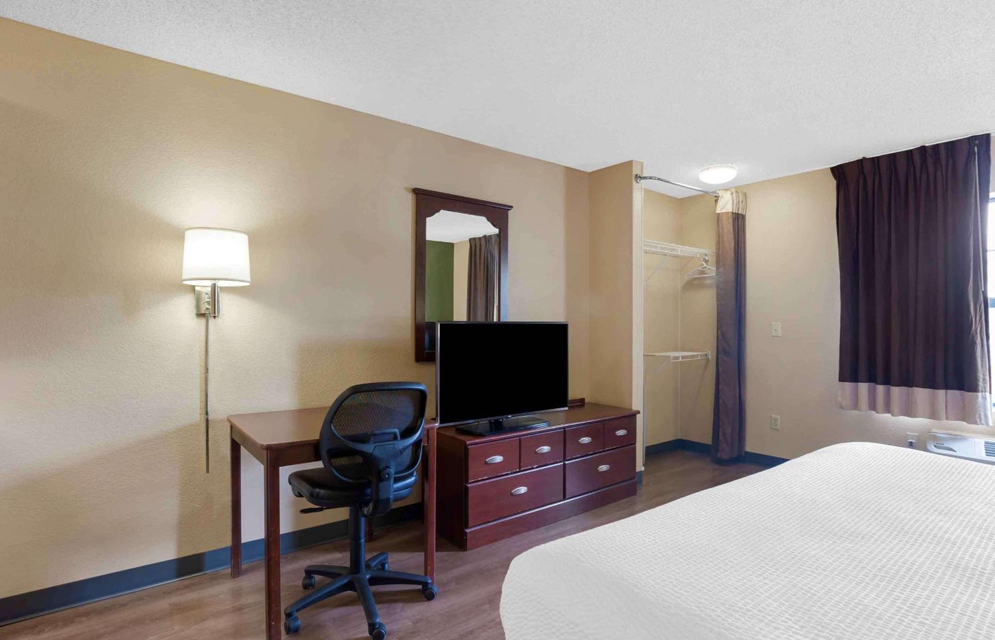 Extended Stay America Select Suites Tampa Airport Memorial Hwy West Chase Exterior foto