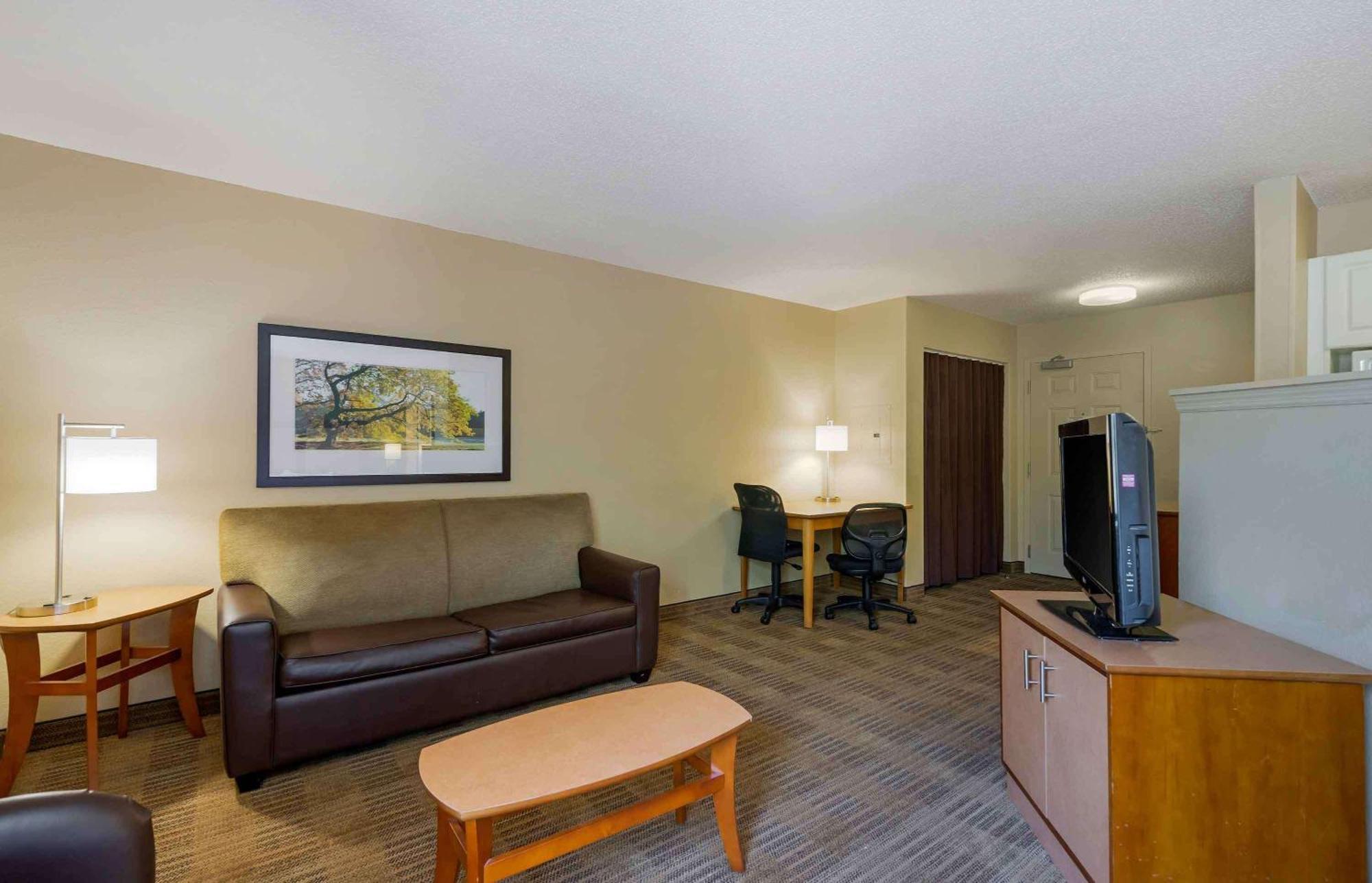 Extended Stay America Select Suites Tampa Airport Memorial Hwy West Chase Exterior foto