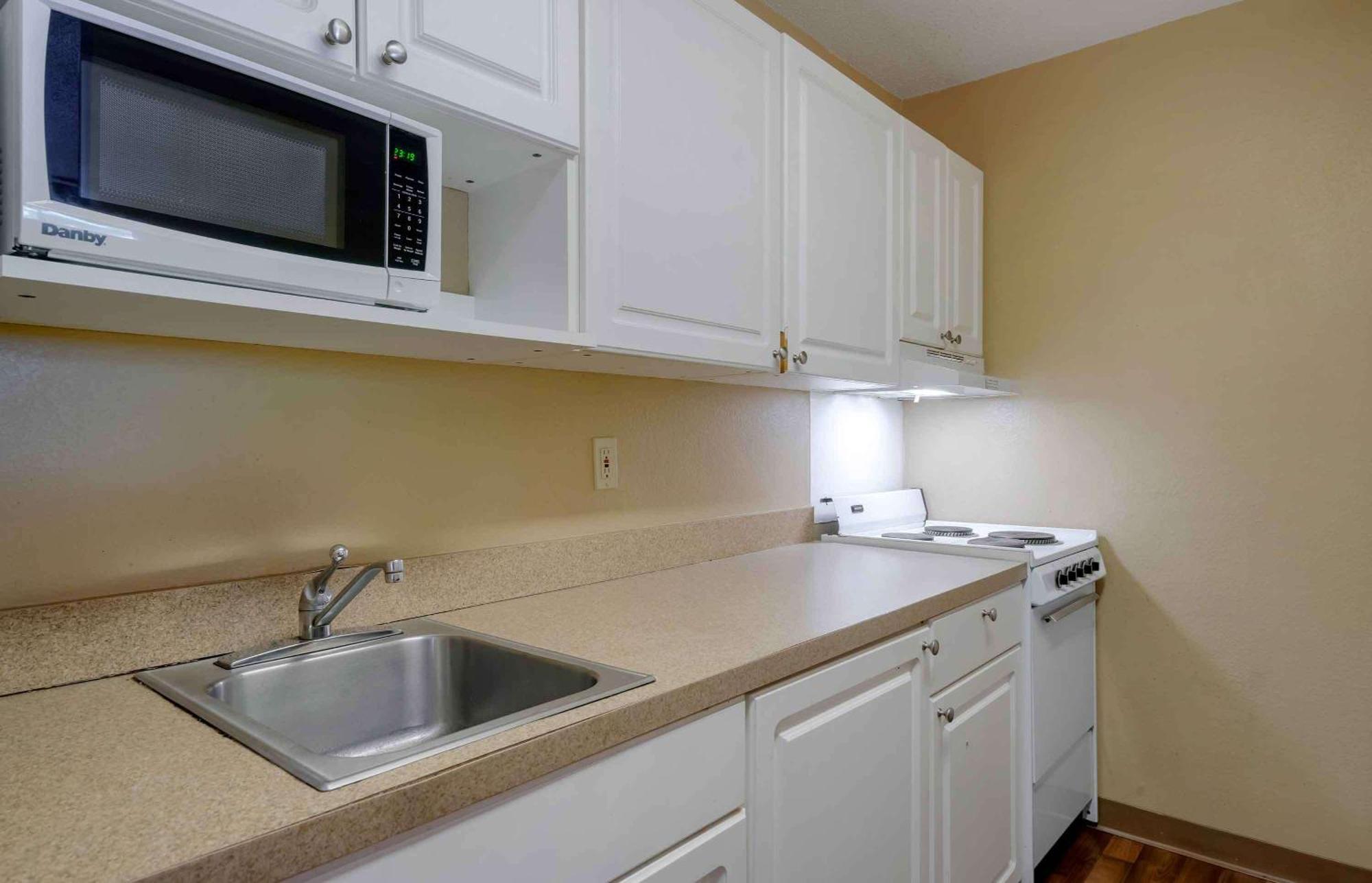 Extended Stay America Select Suites Tampa Airport Memorial Hwy West Chase Exterior foto